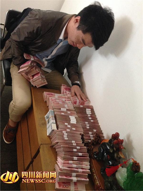 警方在犯罪嫌疑人手機(jī)中發(fā)現(xiàn)的照片，犯罪嫌疑人正在數(shù)騙來(lái)的贓款（警方提供）。