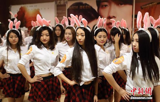 11月11日晚，一百位統(tǒng)一打扮的“兔女郎”現(xiàn)身南京新街口，逛街看電影玩快閃，走到哪里都被圍觀。