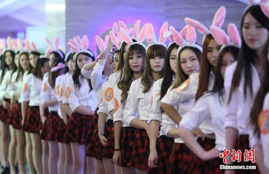 11月11日晚，一百位統(tǒng)一打扮的“兔女郎”現(xiàn)身南京新街口，逛街看電影玩快閃，走到哪里都被圍觀。