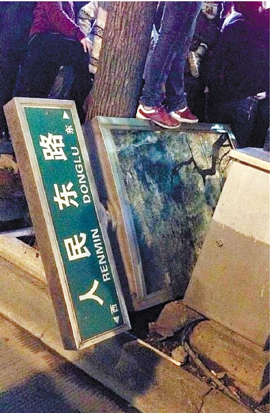 路牌都踩翻，還有人上了樹，城管不出手，也確實(shí)不大合適。