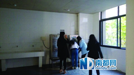 距接熱水的茶房約20米。 南都記者 張少杰 攝