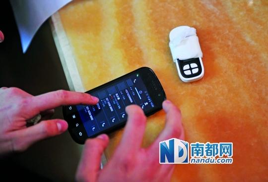 一個(gè)號(hào)碼為021-62588800的電話(huà)自稱(chēng)上海靜安區(qū)公安分局，騙走了小程148萬(wàn)。記者 梁煒培 攝