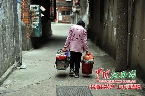 南昌一奶奶擺攤20年未漲價(jià) 日賺30元稱(chēng)很滿足