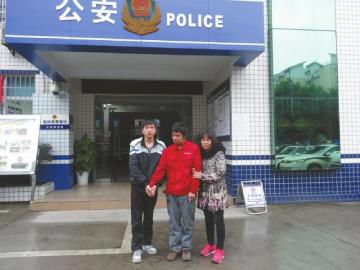 王江中和弟弟、大姑離開(kāi)東南派出所前的合影。張文敏攝