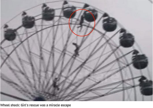少女坐摩天輪時被甩出懸半空幸被及時推回(圖) 少女坐摩天輪時被甩出懸半空幸被及時推回(圖)