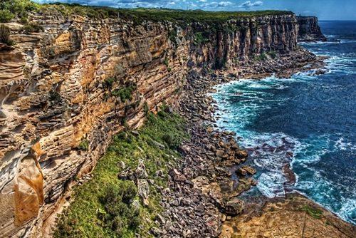 圖為英國(guó)游客看日出時(shí)摔落的懸崖。