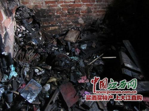 南昌一村支書(shū)失火房中抱出液化氣罐 救獨(dú)居老太