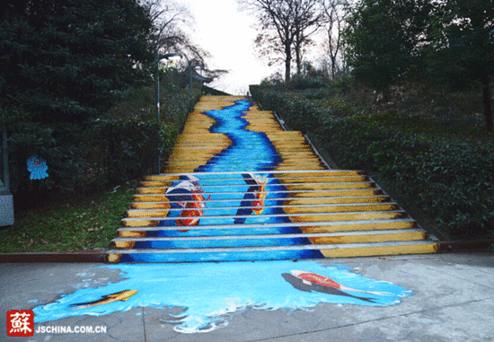 南京一高校內(nèi)現(xiàn)3D路面彩繪 魚(yú)兒在階梯 南京一高校內(nèi)現(xiàn)3D路面彩繪 魚(yú)兒在階梯