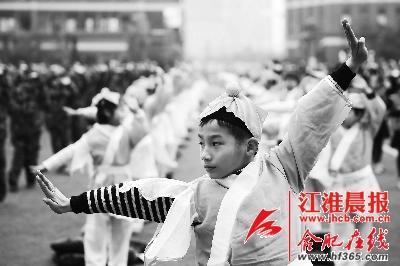 學(xué)生們在進(jìn)行集體武術(shù)操展示。