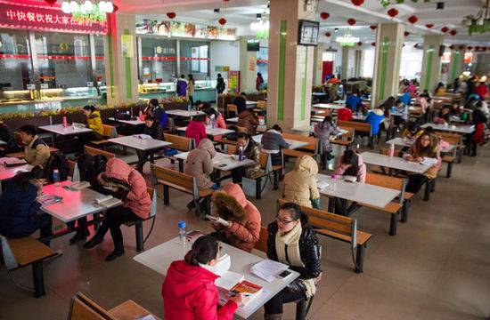 圖為在食堂內(nèi)復習的學生。