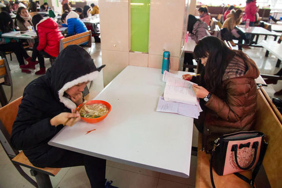 圖為在食堂內(nèi)復習的學生。