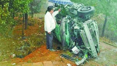 好心的路人為傷者撐傘遮雨。通訊員李鵬程 攝