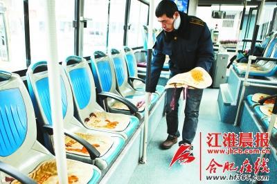 合肥公交司機(jī)自費(fèi)購(gòu)買《三字經(jīng)》裝飾車廂獲贊