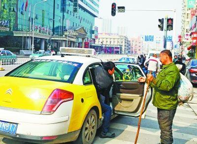 行乞者與保安聊天，竟頻頻對(duì)保安的收入表達(dá)出了不屑。