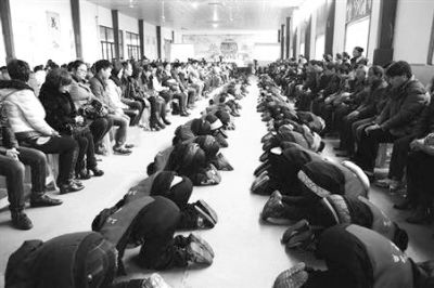 學生們在老師的指導下，一起給父母下跪謝恩。微博截圖