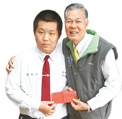 校長稱贊鄭詠釧（左）處變不驚，頒發(fā)2000元臺幣紅包“壓驚”，并記一大功。