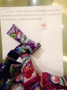 為表謝意，他特意買來20根棒棒糖送給民警。