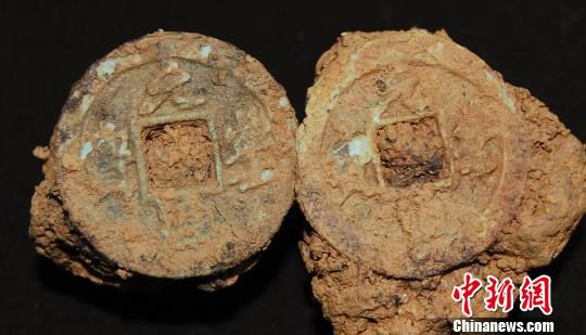 巖橋村廟山地區(qū)出土銅錢?！⊥]文管辦　攝