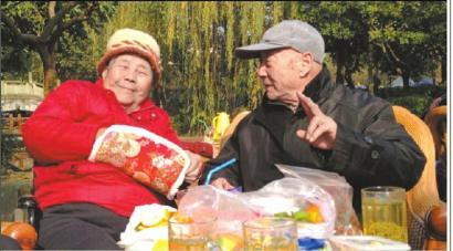 結(jié)婚60年，梁玉芹婆婆和王再功爺爺恩愛(ài)如初。