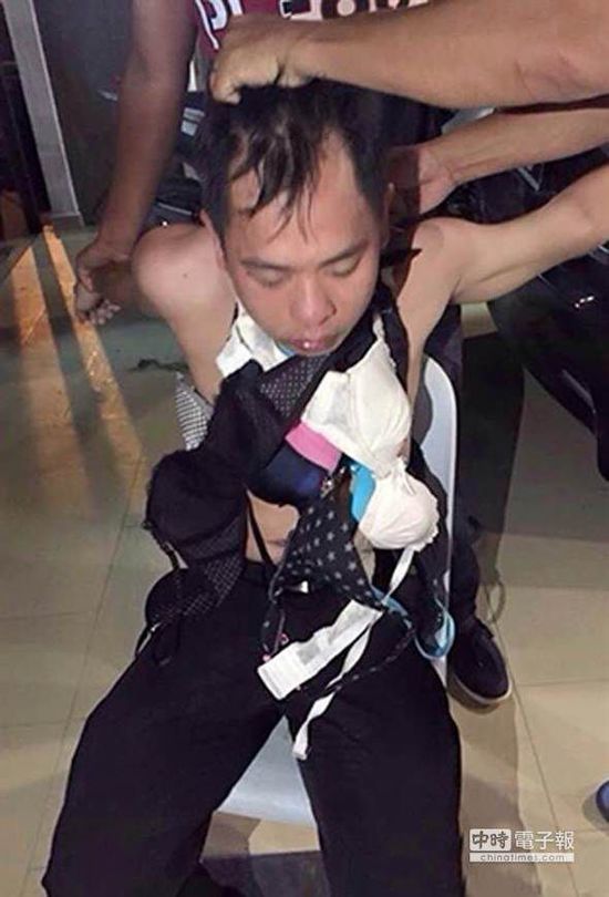 新加坡一名內(nèi)衣賊，被迫穿上女性內(nèi)衣游街示眾。