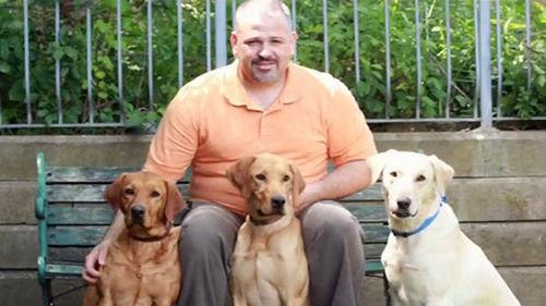 圖為吉姆和他的專業(yè)臭蟲探測犬在一起。