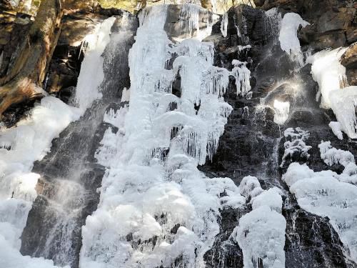 富士河口湖畔的瀑布結(jié)冰，成了一道“冰瀑”。