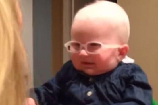 英國白化病兒童透過特制鏡片首次見親媽。