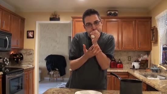 這名男子用手捏緊雞蛋，從窄口一吹，便能輕易把雞蛋吹出，而且不帶任何碎片。