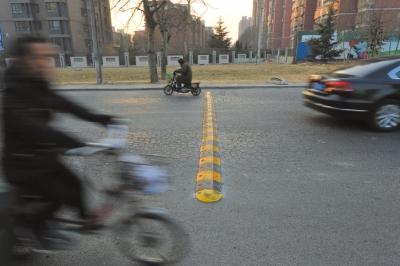 居民在公路上私裝減速帶 曾申請裝紅綠燈未果 居民在公路上私裝減速帶 曾申請裝紅綠燈未果