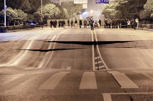 地面繼續(xù)下沉，路面斷裂