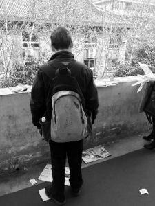 “娃在湖南上大學(xué)，馬上就要畢業(yè)了，所以我經(jīng)常在網(wǎng)上瀏覽咸陽、西安的招聘信息，想讓他畢業(yè)后留在我和他媽身邊……”3月14日，秦都區(qū)人才交流中心在區(qū)政府二樓舉辦招聘會，一名50多歲的“求職者”吸引了不少人的目光。據(jù)悉，此次招聘會共有市內(nèi)外112家企業(yè)參加，提供就業(yè)崗位3200個。