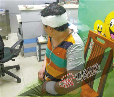 昨日，受傷的游客譚先生在醫(yī)院接受治療。