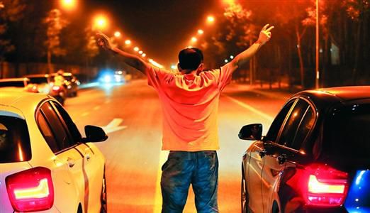 2013年8月25日凌晨，北京，在東壩大街路口進(jìn)行的一場(chǎng)飆車。