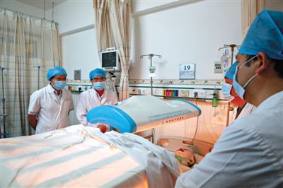 受傷醫(yī)生覃某正在進(jìn)行治療。昨日上午，醫(yī)生覃某在醫(yī)院乘電梯期間，被一名患者潑汽油并點(diǎn)燃，致重度燒傷。圖/CFP