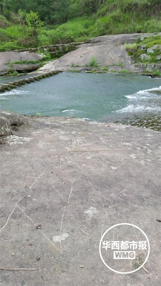 地上寫著：ZZ，我喜歡你