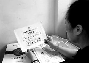 思念小寶的時(shí)候，李女士就一遍遍整理孩子留在家里的物品。