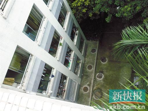 據(jù)目擊者稱,當時墜樓者躺在右排中、下兩個井蓋中間附近。