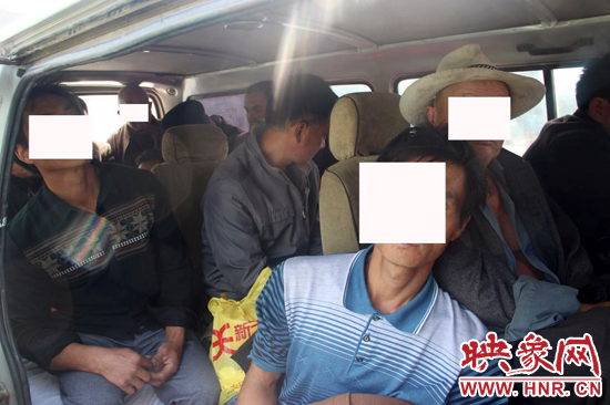 一輛8座的面包車竟然擠進17個人。