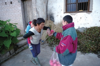 看到他遞來蘋果，村人尷尬地笑笑，婉拒了。