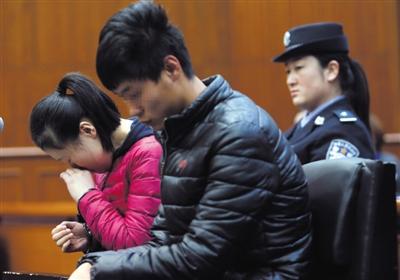 昨日，因殺死自己的親生兒子，被告人王某受審，其男友喬某則因涉嫌幫助毀滅證據(jù)罪受審。