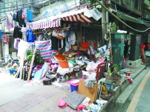 工作人員清理前，阿姨家周圍垃圾如山。