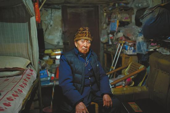 1月14日，成都五塊石車站附近，廖弟友在家接受記者采訪。