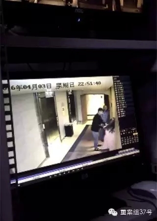 一女子在酒店被陌生男子拖拽。    視頻截圖