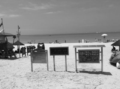 17日，事發(fā)海灘上警示標(biāo)志林立。