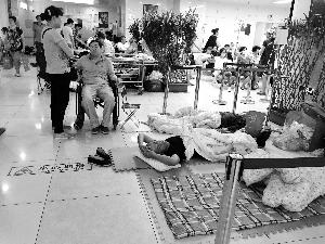 協(xié)和醫(yī)院門外商販出租的床，12小時500元。