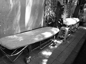 天壇醫(yī)院外商販出租的床，一天350元。汪慧賢/攝