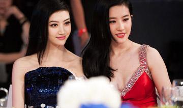 除了白，在合影中還有另外一個(gè)制勝法寶，就是——高。