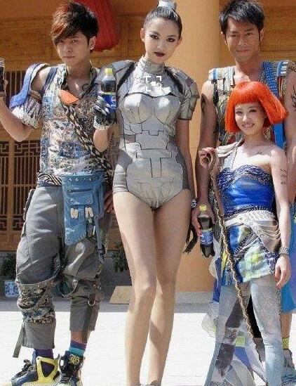 在張梓琳面前，章子怡的胸才到人家腰線的位置……