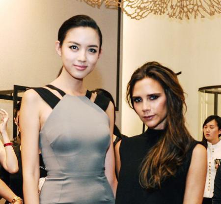 你說那是因?yàn)樨惿┨?？那我們換個(gè)人看看？