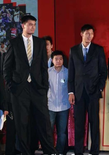 鄧超夫婦以及于嘉、林書豪，放在人群里都是不錯(cuò)的身高，顯然，他們選錯(cuò)了參照物。